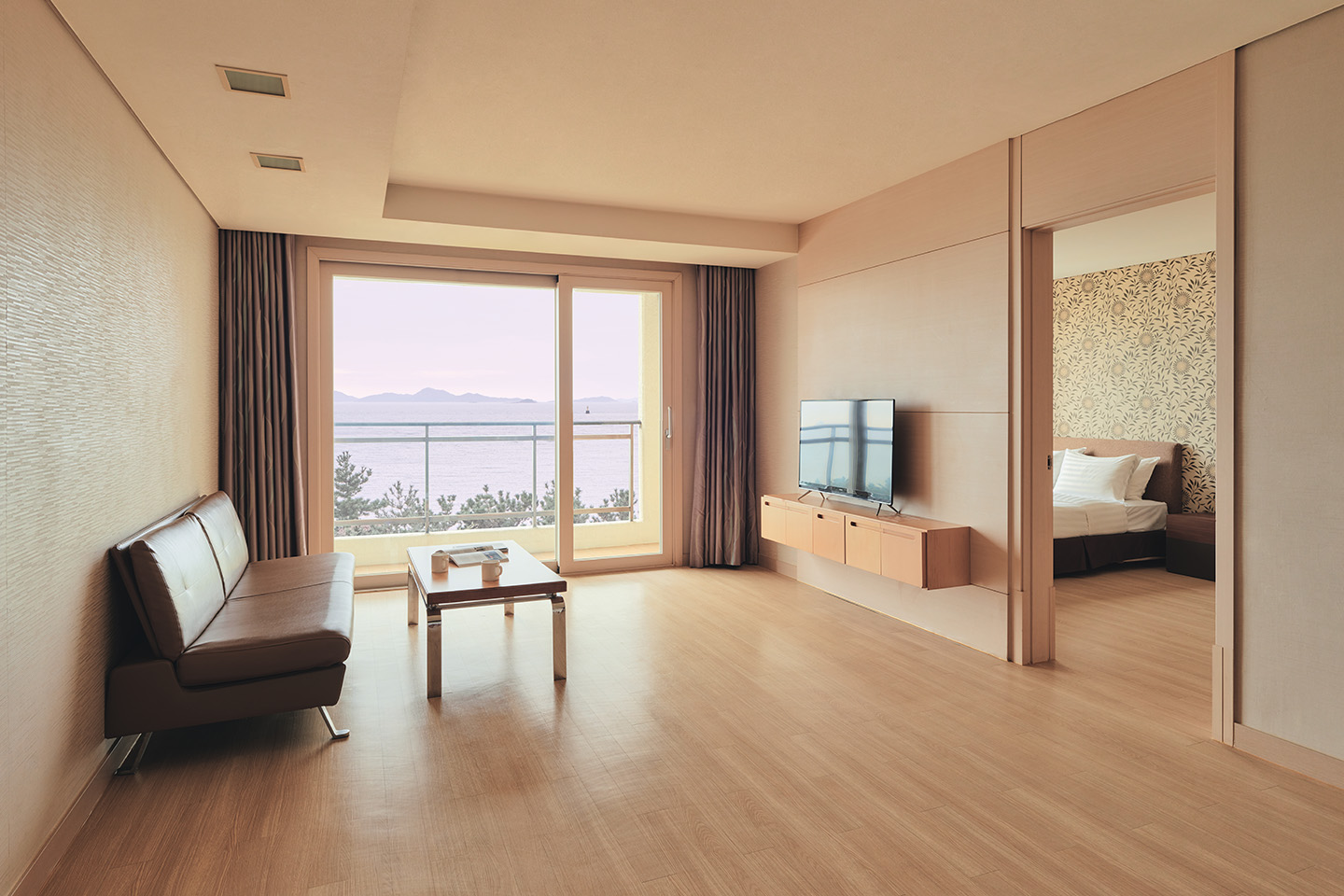 소노벨_변산_리조트_스위트_선셋_오션뷰_01_거실_1440_960.jpg