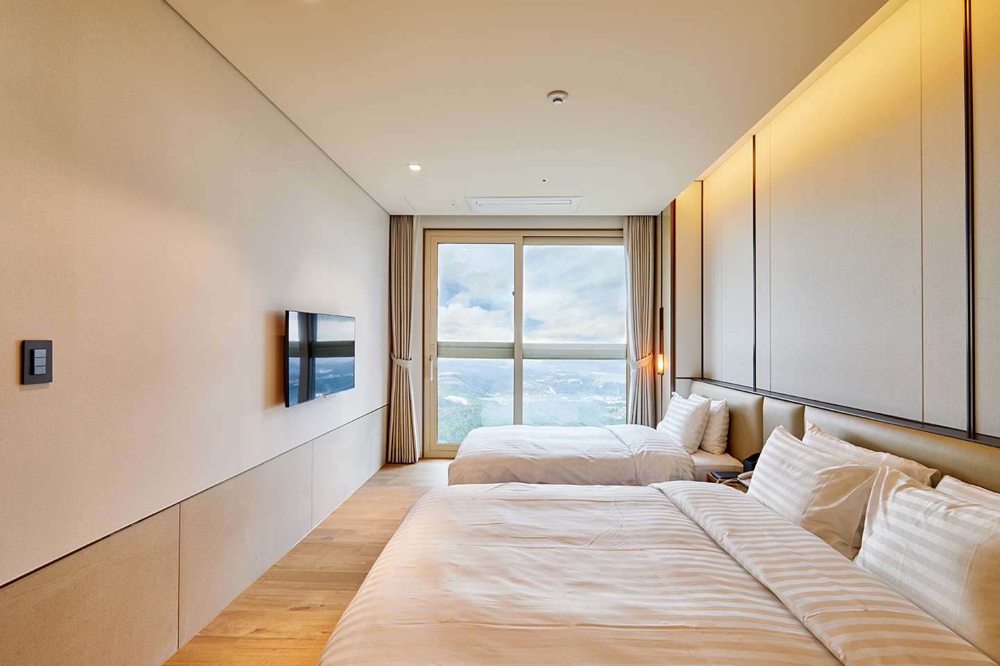 소노펠리체_델피노_리조트_실버스위트_파노라마뷰_04_침실_1440_960.jpg