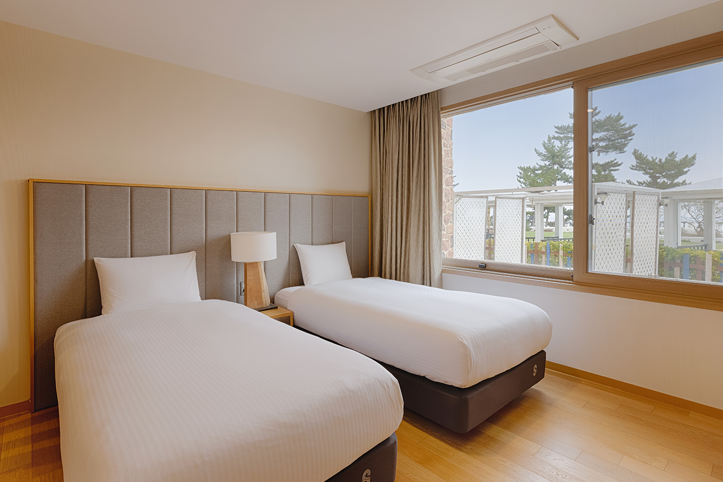 쏠비치_삼척_실버_스위트_가든테라스_오션뷰_02_침실_1440_960.jpg