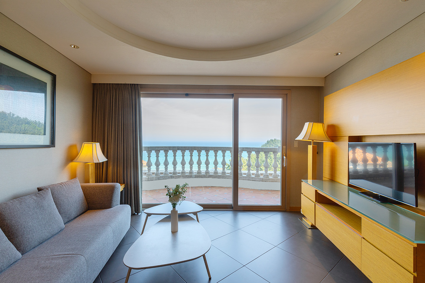 쏠비치_양양_호텔_앰버서더_오션뷰_01_거실_1440_960.jpg
