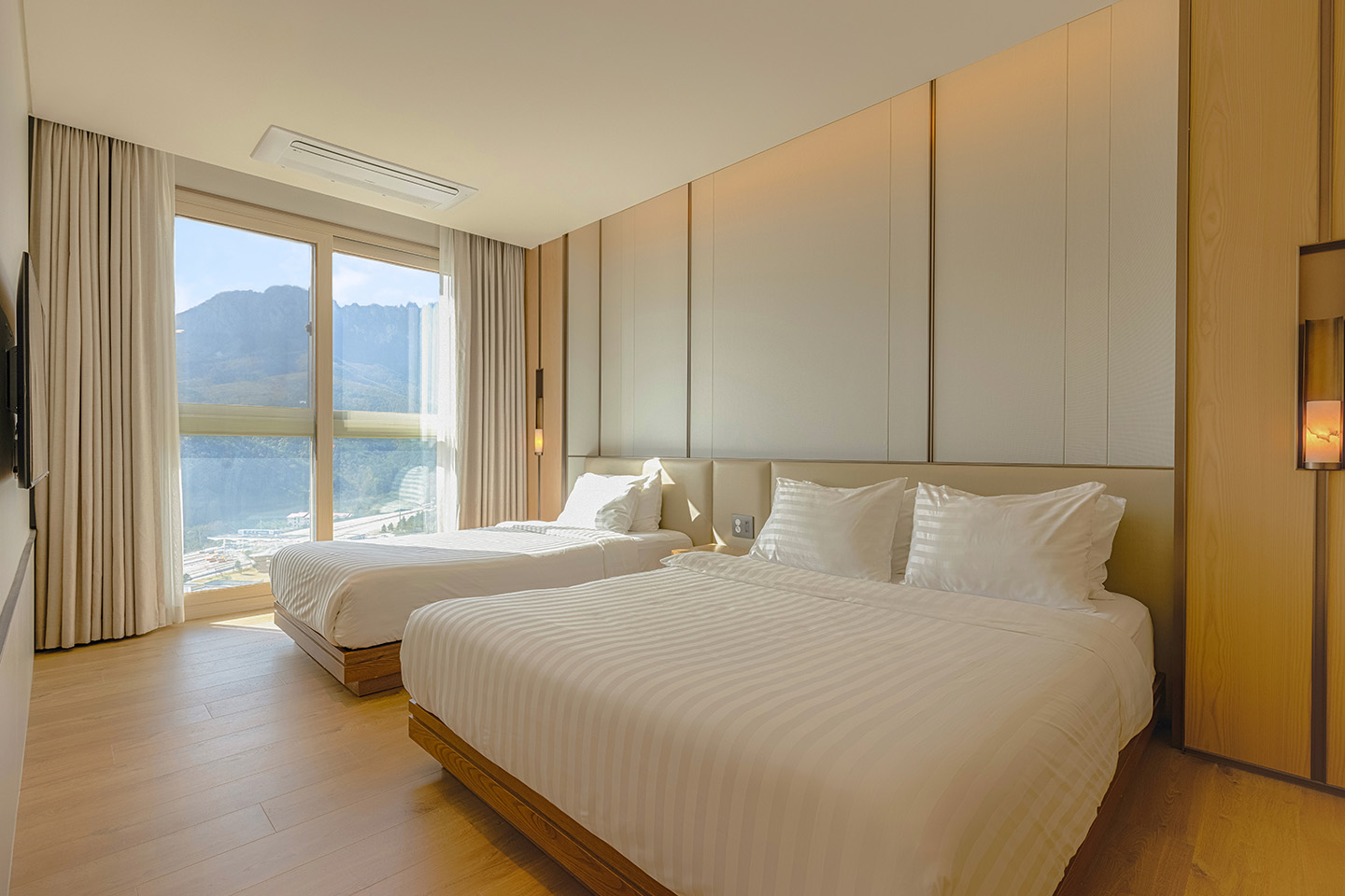 소노펠리체_델피노_리조트_골드스위트_울산바위뷰_02_침실_1440_960.jpg
