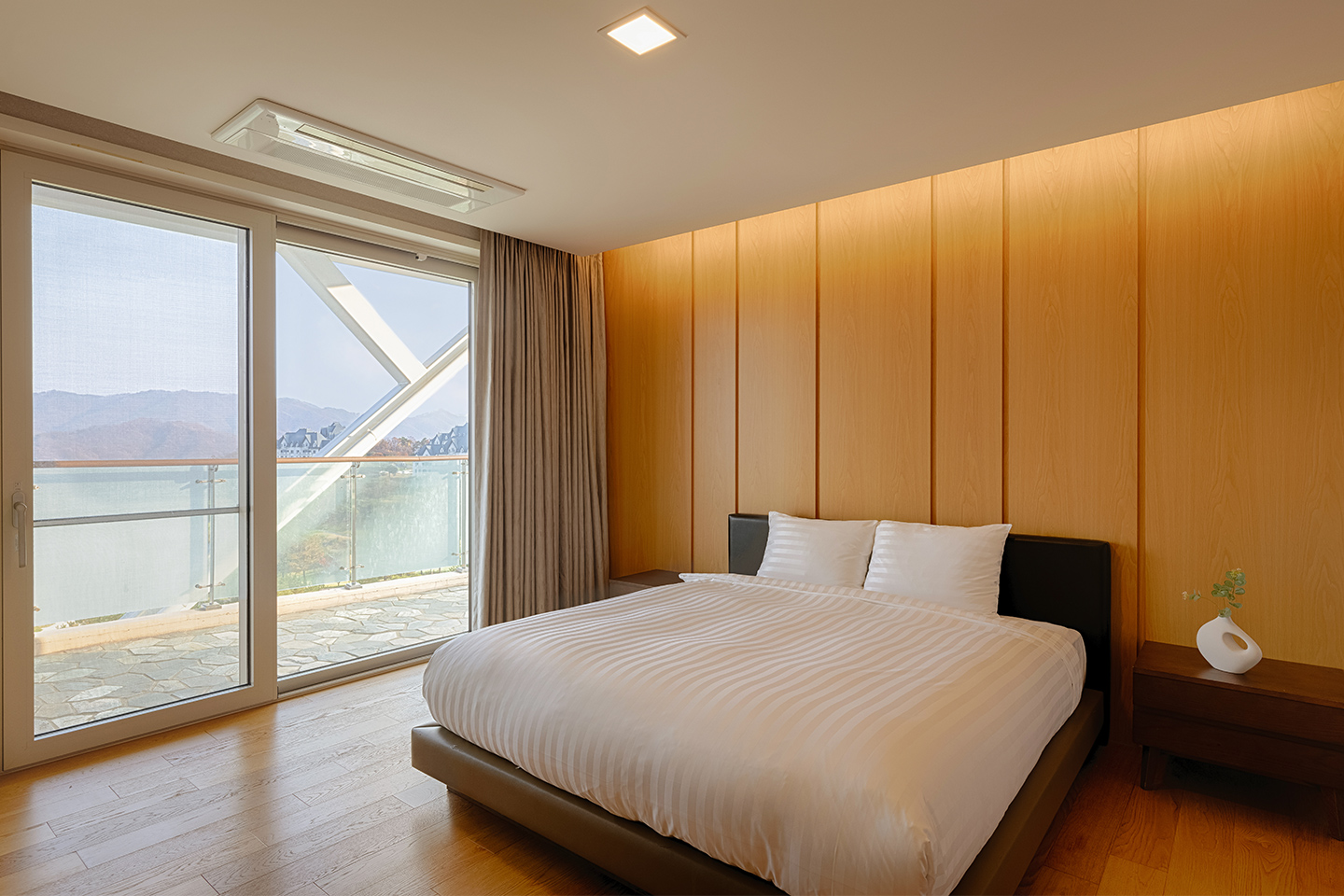 로얄스위트테라스파크뷰_객실2.jpg