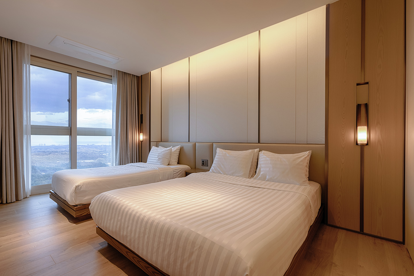 소노펠리체_델피노_리조트_골드스위트_파노라마뷰_02_침실_1440_960.jpg