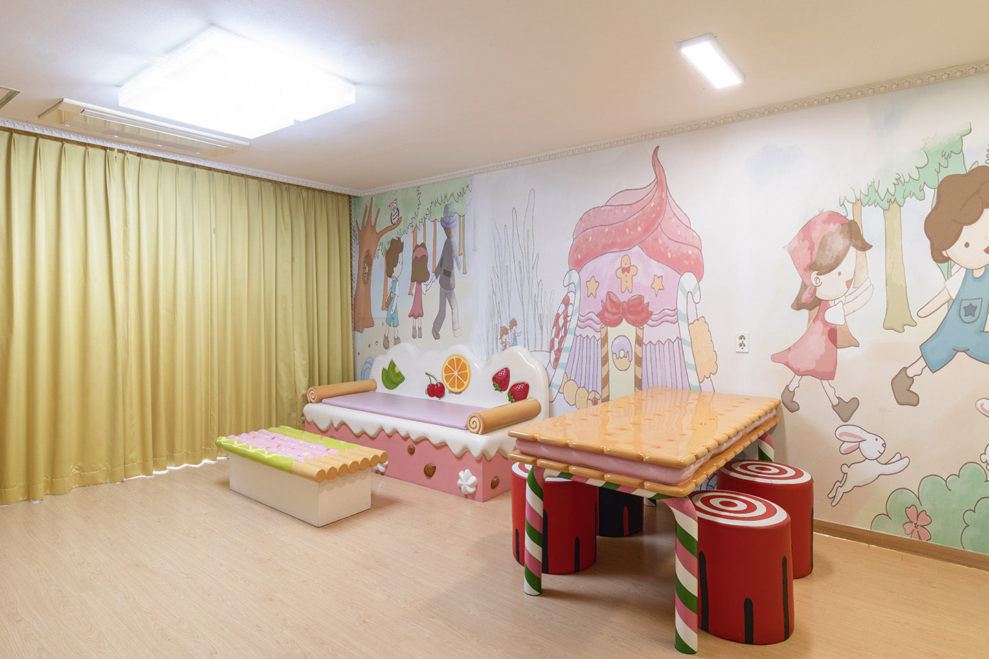 소노벨_천안_실버_스위트_테마_스탠다드_04_세로_헨젤과 그레텔_1440_960.jpg