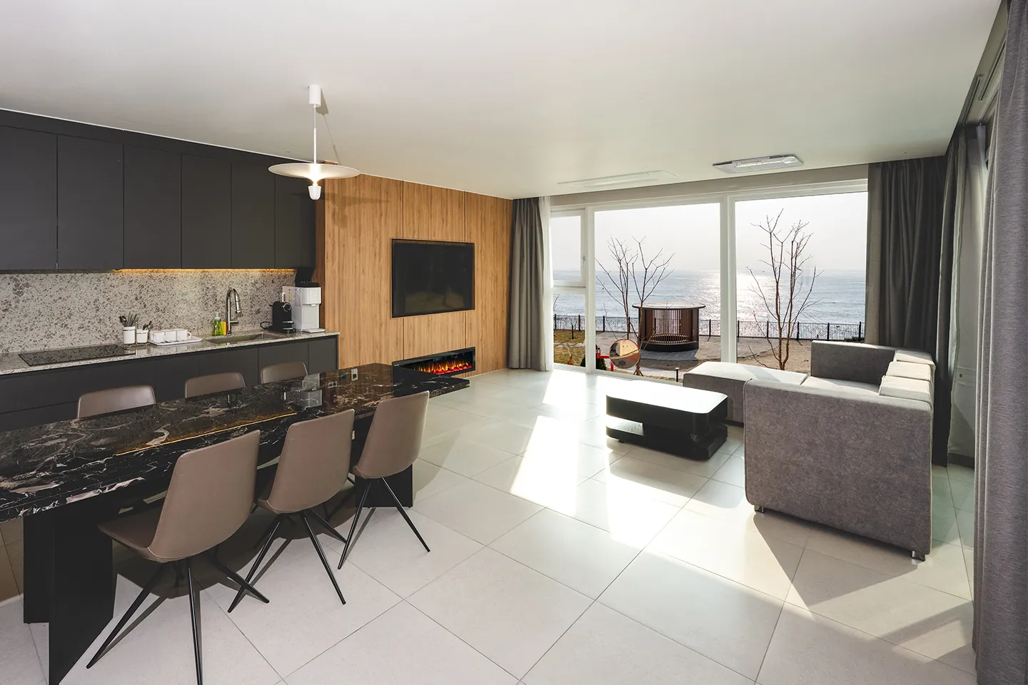 파나크영덕_풀빌라_Pet Friendly_펫프렌들리_파셜오션뷰_거실_1440960.webp