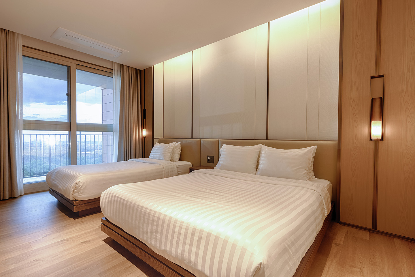 소노펠리체_델피노_리조트_골드스위트_스탠다드_02_침실_1440_960.jpg