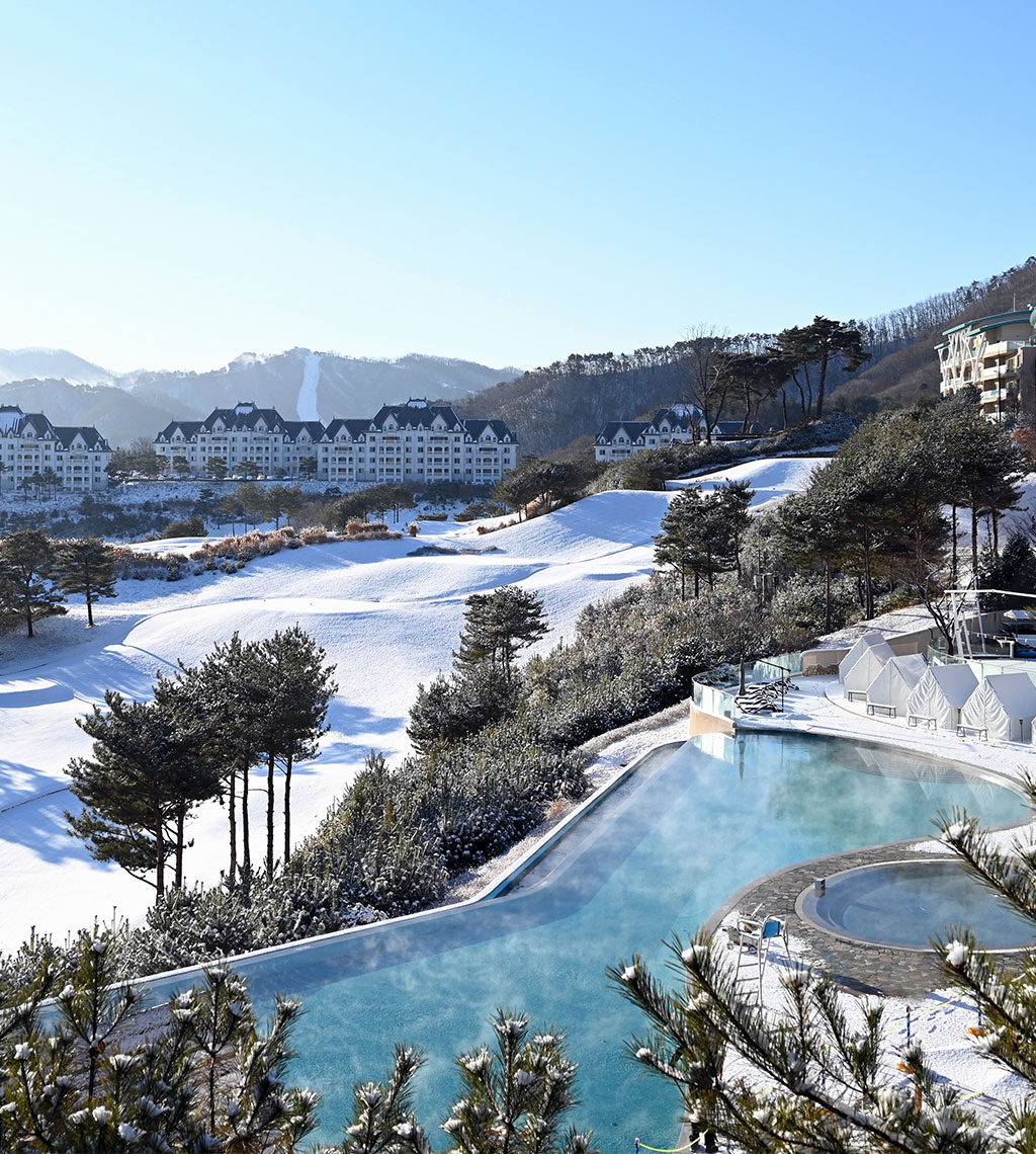 비발디파크_전경_소노펠리체빌리지_인피니티풀_겨울2.jpg