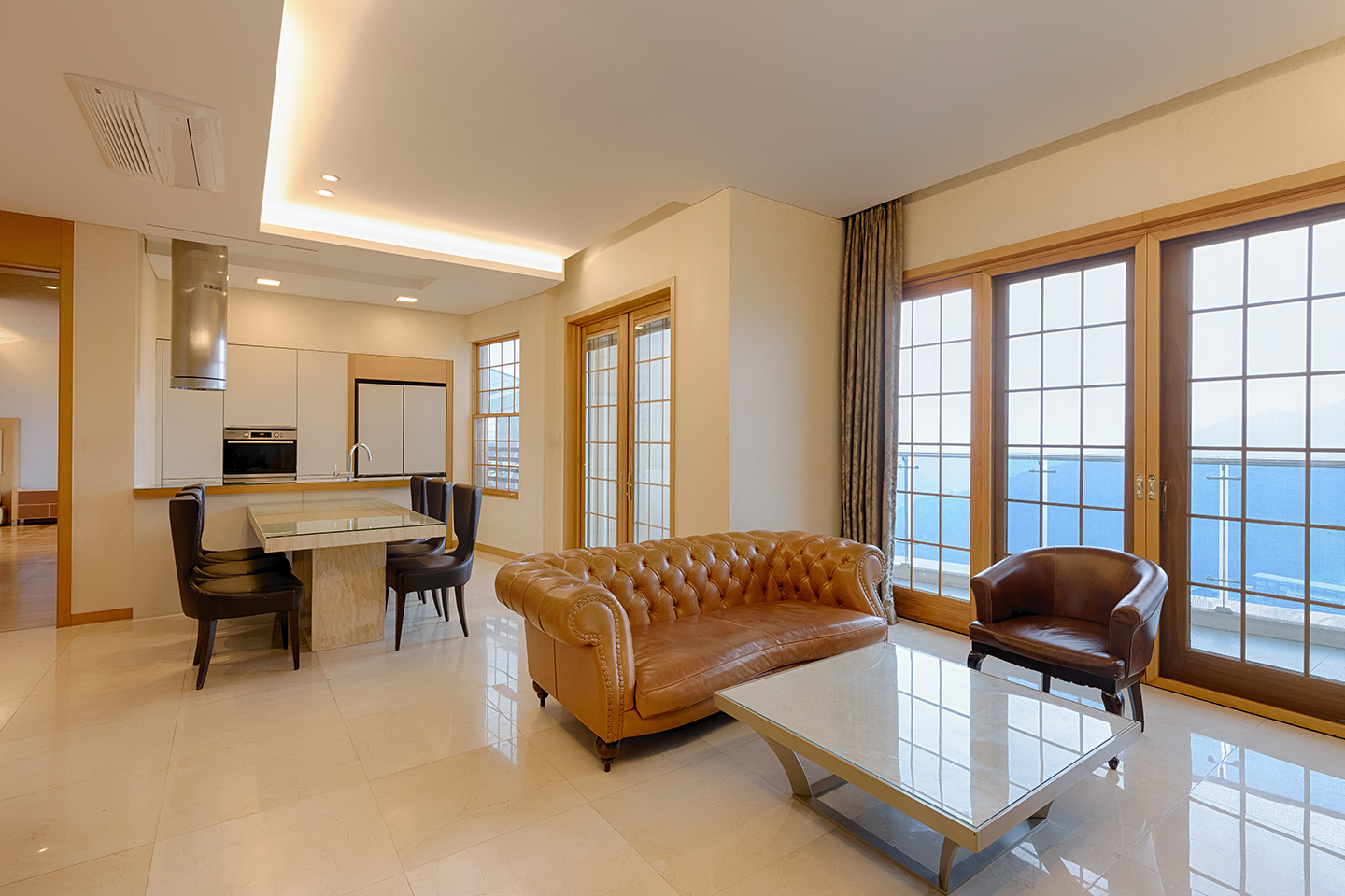 소노펠리체_비발디파크_로얄_스위트_펜트하우스_파크뷰_01_거실_1440_960.jpg